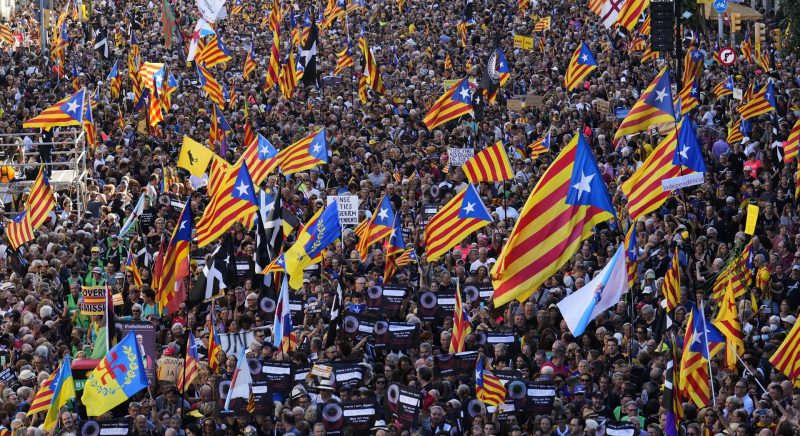 Manifestació independentista amb motiu de la Diada aquest diumenge a Barcelona. -EFE/ Alejandro Garcia