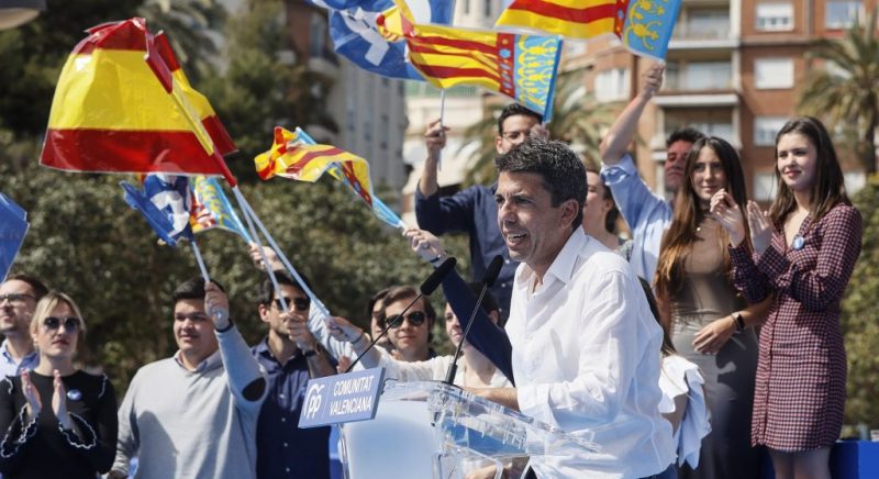 L'ara president de la Generalitat valenciana, Carlos Mazón, en un míting de la passada precampanya electoral del 28M, entre banderes espanyoles i valencianes. E.P./Rober Solsona