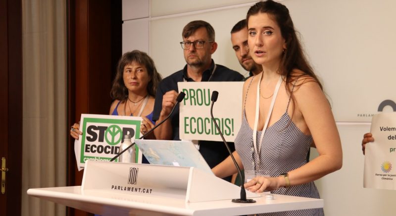 Membres de la plataforma Prou Ecocidis en roda de premsa al Parlament / ACN