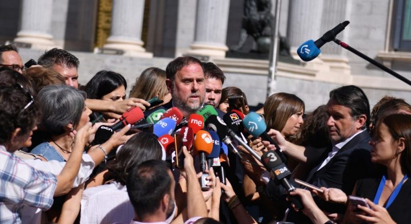 El presidente de Esquerra Republicana, Oriol Junqueras, ofrece declaraciones a los medios tras mantener una reunión de trabajo con los grupos parlamentarios de su partido. -FERNANDO SÁNCHEZ / Europa Press