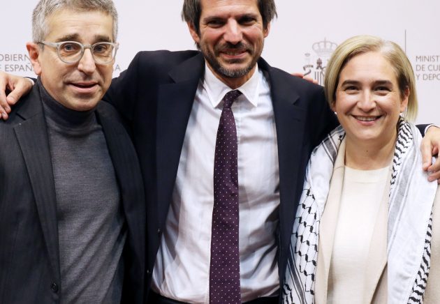 El ministre de Cultura,Ernest Urtasun, amb el seu número dos Jordi Martí i l'exalcaldessa de Barcelona, Ada Colau.