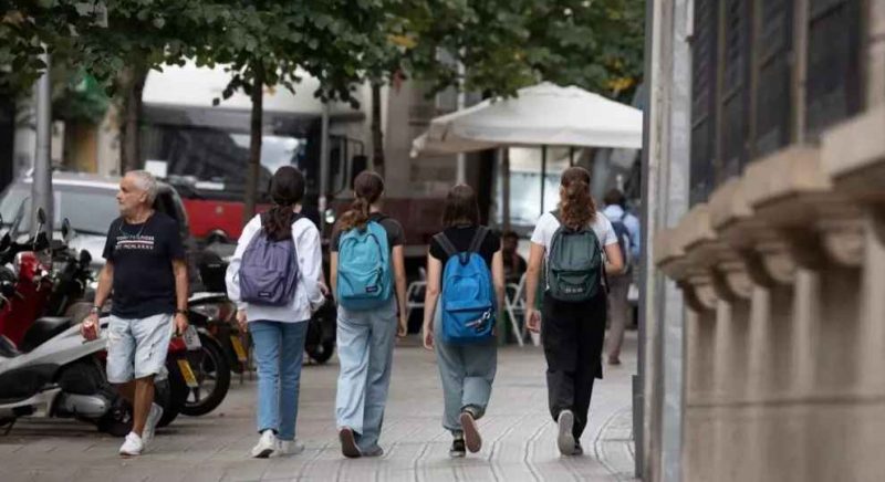 Un grup d'escolars camí de l'escola. EUROPAPRESS