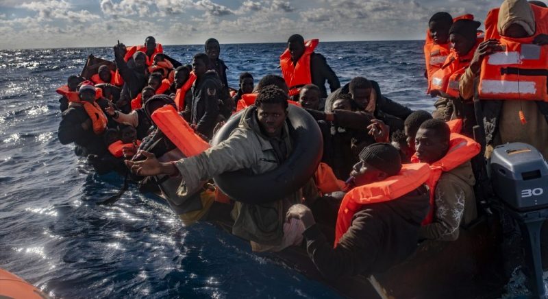 Diversos migrants en una embarcació, el 3 de gener de 2024, a la Mar Mediterrània. Antonio Sempere / Europa Press
