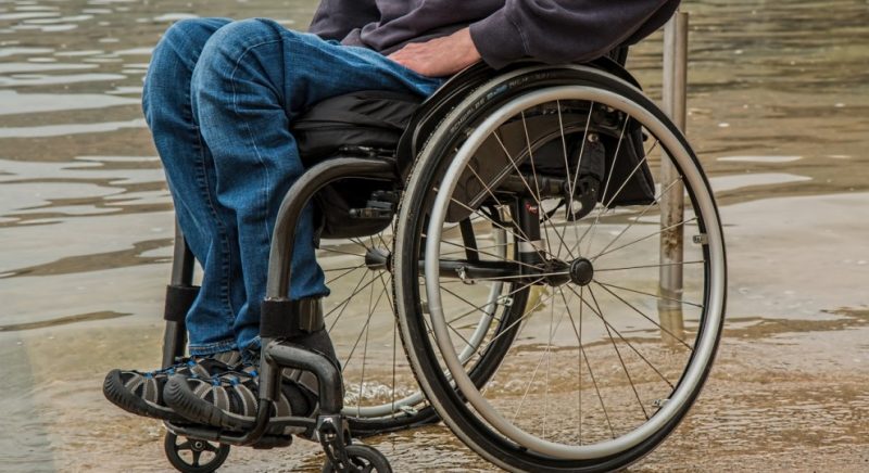 Una persona afectada per l'ELA en cadira de rodes. — PxHere