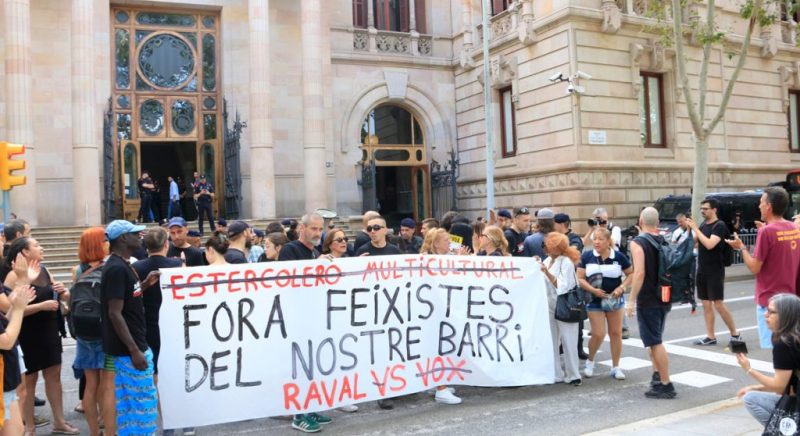 Diverses persones concentrades davant de l'Audiència de Barcelona per donar suport als veïns del Raval. / LAURA FÍGULS - ACN