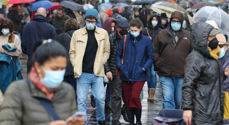 Varias personas con mascarilla a 24 de diciembre de 2021, en Madrid. — Marta Fernández / EUROPA PRESS